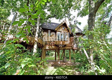 Genève à Sussex, UK. 12 sep, 2017. pêle maison de l'arbre à côté d'une nouvelle maison de l'arbre dévoilée au camping bois blackberry de Genève à Sussex . Le nouveau quartier maison de l'arbre appelé vrac a été construit par Tim Johnson propriétaire du camping et est plus grande que l'original à côté maison de l'arbre appelé pêle . Crédit : Simon dack/Alamy live news Banque D'Images