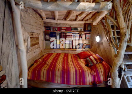 Genève à Sussex, UK. 12 sep, 2017. pêle maison de l'arbre à côté d'une nouvelle maison de l'arbre dévoilée au camping bois blackberry de Genève à Sussex . Le nouveau quartier maison de l'arbre appelé vrac a été construit par Tim Johnson propriétaire du camping et est plus grande que l'original à côté maison de l'arbre appelé pêle . Crédit : Simon dack/Alamy live news Banque D'Images