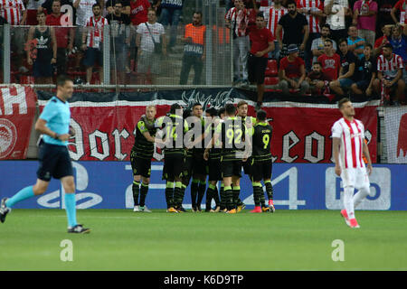 Sporting Lisbonne' seydou doumbia (c) célèbre après avoir marqué lors d'un groupe d, Ligue des champions match de football entre l'Olympiacos et Sporting Lisbonne au stade Karaiskaki au Pirée, près d'Athènes le 12 septembre 2017. photo : angelos tzortzinis/dpa Banque D'Images