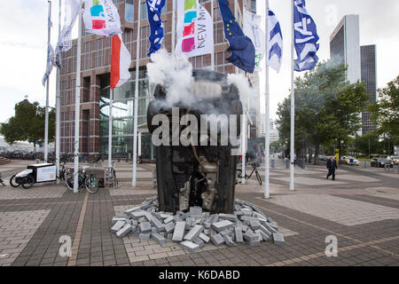 Francfort, Allemagne. 12 sep, 2017. L'Allemagne, Francfort, 12 septembre 2017, 67ème Salon de l'iaa : greenpeace international manifestation devant le hall d'exposition avec le slogan : "l'âge du pétrole n'est plus'. crédit : juergen schwarz/Alamy live news Banque D'Images