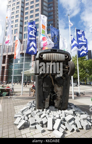 Francfort, Allemagne. 12 sep, 2017. L'Allemagne, Francfort, 12 septembre 2017, 67ème Salon de l'iaa : greenpeace international manifestation devant le hall d'exposition avec le slogan : "l'âge du pétrole n'est plus'. crédit : juergen schwarz/Alamy live news Banque D'Images