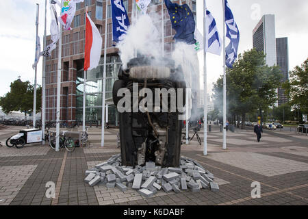 Francfort, Allemagne. 12 sep, 2017. L'Allemagne, Francfort, 12 septembre 2017, 67ème Salon de l'iaa : greenpeace international manifestation devant le hall d'exposition avec le slogan : "l'âge du pétrole n'est plus'. crédit : juergen schwarz/Alamy live news Banque D'Images