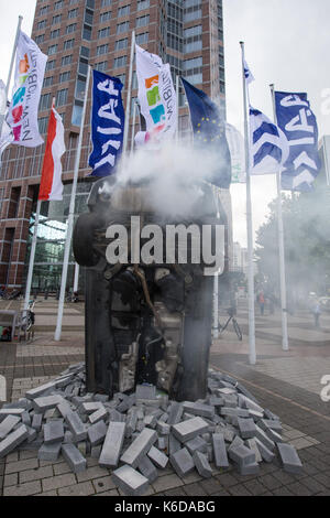 Francfort, Allemagne. 12 sep, 2017. L'Allemagne, Francfort, 12 septembre 2017, 67ème Salon de l'iaa : greenpeace international manifestation devant le hall d'exposition avec le slogan : "l'âge du pétrole n'est plus'. crédit : juergen schwarz/Alamy live news Banque D'Images