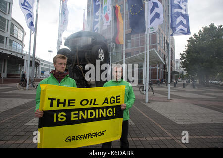 Francfort, Allemagne. 12 sep, 2017. L'Allemagne, Francfort, 12 septembre 2017, 67ème Salon de l'iaa : greenpeace international manifestation devant le hall d'exposition avec le slogan : "l'âge du pétrole n'est plus'. crédit : juergen schwarz/Alamy live news Banque D'Images