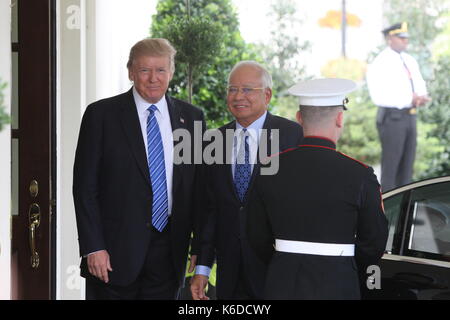 Washington, United State, USA. 12 sep, 2017. Le président américain Donald Trump (1re l) se félicite le premier ministre Najib Razak (2l) à la Maison Blanche à Washington, DC, l'état, sept. 12, 2017. crédit : guo yina/Xinhua/Alamy live news Banque D'Images