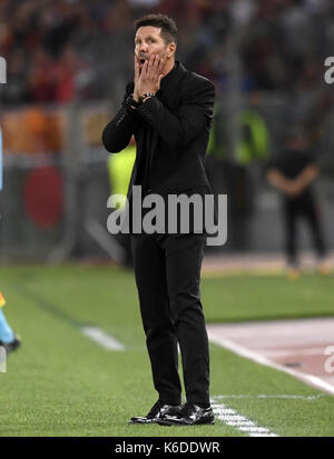 Rome, Italie. 12 sep, 2017. L'Atletico Madrid entraîneur en chef Diego Simeone gestes au cours d'une ligue des champions de football match du groupe c entre les Roms et l'Atletico Madrid à Rome, Italie, sept. 12, 2017. Le jeu se termine par une égalité 0-0. crédit : Alberto lingria/Xinhua/Alamy live news Banque D'Images