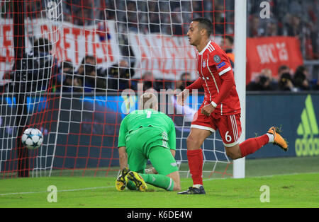 Munich, Allemagne. 12 sep, 2017. Le Bayern Munich's thiago alcantara (r) scores au cours du premier tour de ligue des champions (UCL) match Bayern Munich de l'Allemagne et le RSC Anderlecht de Belgique, à Munich, Allemagne, le sept. 12, 2017. Le Bayern Munich a gagné 3-0. crédit : philippe ruiz/Xinhua/Alamy live news Banque D'Images