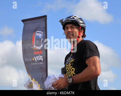 Antics, activités, des sensations fortes et d'excitation à l'animal les vêtements de plein air promotion vélo stunt afficher lors de l'Assemblée windfest, sandbanks Poole, uk Banque D'Images