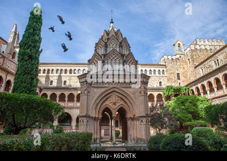 Pigeons de vol au cloître mudéjar du monastère de Guadalupe Caceres, espagne. Banque D'Images