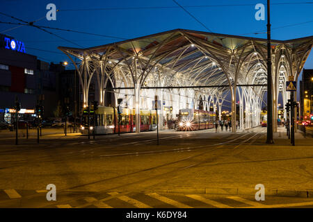 L'arrêt de tramway moderne, le centre de Lodz, Pologne Banque D'Images