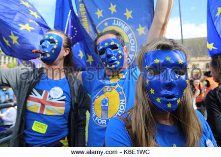 Trois manifestants masqués lors d'un rassemblement dans le centre de Londres contre le Brexit processus. Banque D'Images