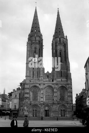 AJAXNETPHOTO. 1891-1910 (environ). SAINT-LO, NORMANDIE.FRANCE. - EGLISE NOTRE DAME DE SAINT-LO. Eglise Notre Dame. 50 % détruits par des bombardements alliés DANS LA BATAILLE DE NORMANDIE 1944.Une église de style gothique AVEC DEUX SPIRES DANS UNE PLACE DE LA VILLE AVEC DEUX GARÇONS, l'un portant un béret basque ou BRETONNE. Photographe:Inconnu © COPYRIGHT DE L'IMAGE NUMÉRIQUE PHOTO VINTAGE AJAX AJAX BIBLIOTHÈQUE SOURCE : VINTAGE PHOTO LIBRARY COLLECTION REF:AVL   1890 02 FRA Banque D'Images