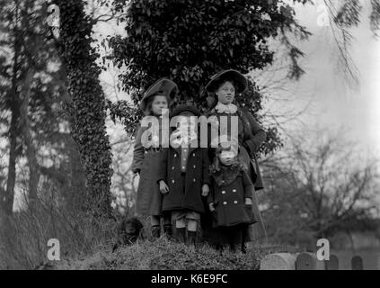 AJAXNETPHOTO. 1891-1910 (environ). SAINT-LO, région Normandie.FRANCE. - Un groupe d'ENFANTS À LA FIN DE L'époque victorienne ou édouardienne PRÉCOCE DRESS POSE DEVANT L'APPAREIL PHOTO DANS UN CADRE RURAL. Photographe:Inconnu © COPYRIGHT DE L'IMAGE NUMÉRIQUE PHOTO VINTAGE AJAX AJAX BIBLIOTHÈQUE SOURCE : VINTAGE PHOTO LIBRARY COLLECTION REF:AVL   1890 07 FRA Banque D'Images