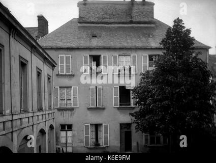 AJAXNETPHOTO. 1891-1910 (environ).SAINT-LO, région Normandie, en France. - Fenêtre à volets RÉSIDENTIEL FRANÇAIS PROPRIÉTÉ AVEC UNE FEMME À PARTIR DE L'ÉTAGE SUPÉRIEUR. Photographe:Inconnu © COPYRIGHT DE L'IMAGE NUMÉRIQUE PHOTO VINTAGE AJAX AJAX BIBLIOTHÈQUE SOURCE : VINTAGE PHOTO LIBRARY COLLECTION REF:AVL   1890 08 FRA Banque D'Images