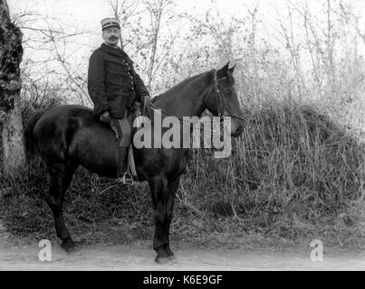 AJAXNETPHOTO. 1891-1910 (environ). SAINT-LO, région Normandie.FRANCE. - Homme À CHEVAL habillés en uniforme de l'armée française datant de 1870 FRANCO-GUERRE prussien. Photographe:Inconnu © COPYRIGHT DE L'IMAGE NUMÉRIQUE PHOTO VINTAGE AJAX AJAX BIBLIOTHÈQUE SOURCE : VINTAGE PHOTO LIBRARY COLLECTION REF:AVL  FRA 1890 B29X1217 Banque D'Images