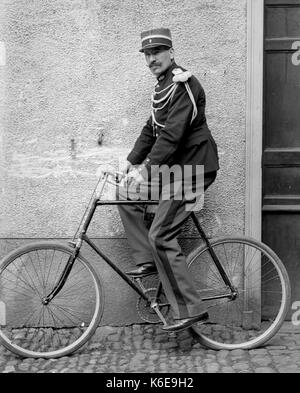 AJAXNETPHOTO. 1891-1910 (environ). SAINT-LO, région Normandie.FRANCE. - Homme SUR UN VÉLO habillés en uniforme de l'armée française datant de 1870 FRANCO-GUERRE prussien. Photographe:Inconnu © COPYRIGHT DE L'IMAGE NUMÉRIQUE PHOTO VINTAGE AJAX AJAX BIBLIOTHÈQUE SOURCE : VINTAGE PHOTO LIBRARY COLLECTION REF:AVL  FRA 1890 B29X1224 Banque D'Images