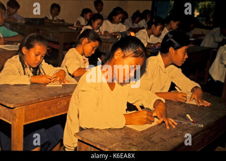 Filles cambodgiennes travaillant dans un bureau en salle de classe Banque D'Images