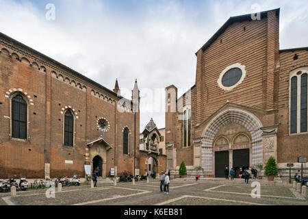 Italie VERONA ENTRÉE DE LA BASILIQUE DE SANT'ANASTASIA ET COUR AVEC LES TOURISTES Banque D'Images