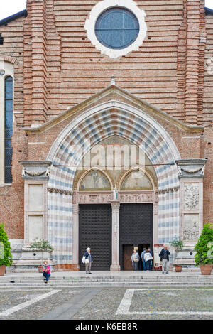 Italie VERONA ENTRÉE DE LA BASILIQUE DE SANT'ANASTASIA Banque D'Images