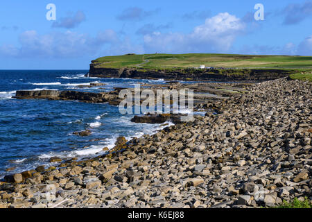 Plage rocheuse en approche de Downpatrick Head, dans le comté de Mayo, République d'Irlande Banque D'Images