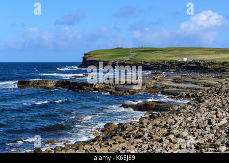 Plage rocheuse en approche de Downpatrick Head, dans le comté de Mayo, République d'Irlande Banque D'Images