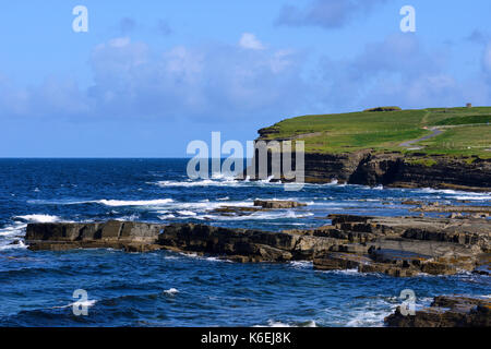 Vagues déferlant sur l'estran en approche de Downpatrick Head, dans le comté de Mayo, République d'Irlande Banque D'Images