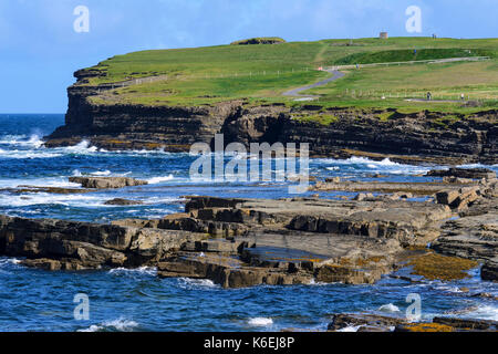 Vagues déferlant sur l'estran en approche de Downpatrick Head, dans le comté de Mayo, République d'Irlande Banque D'Images