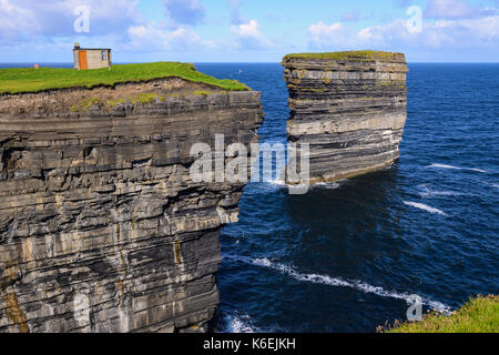 Dun Briste pile la mer à Downpatrick Head, dans le comté de Mayo, République d'Irlande Banque D'Images