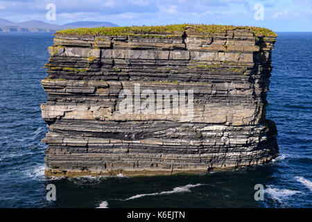 Dun Briste pile la mer à Downpatrick Head, dans le comté de Mayo, République d'Irlande Banque D'Images