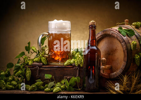 Nature morte avec un fût de bière, décoré avec du houblon Banque D'Images