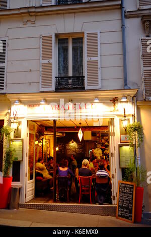 Un restaurant italien dans la Rue Audran à Montmartre, Paris plein de soir diners Banque D'Images