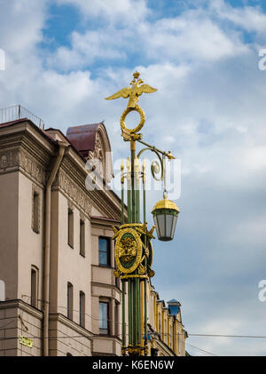 Lampe de rue avec un aigle à deux têtes doré à Saint-Pétersbourg, Russie Banque D'Images