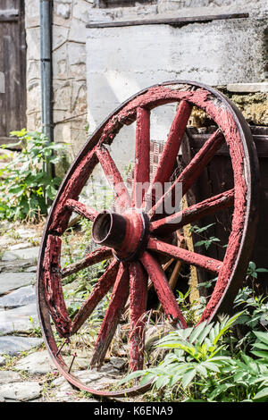 Roue en bois dans l'ancien village traditionnel grec. joli village grec traditionnel - illustrations de style rétro. Banque D'Images