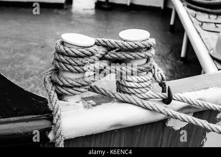 Close-up nautical knot corde nouée autour de jeu sur le bateau ou navire amarrage bateau Corde. b&w photo Banque D'Images