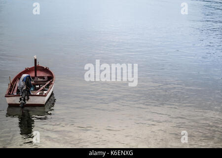 Vieux bateau de pêche en bois sur la mer calme détente photo. Banque D'Images