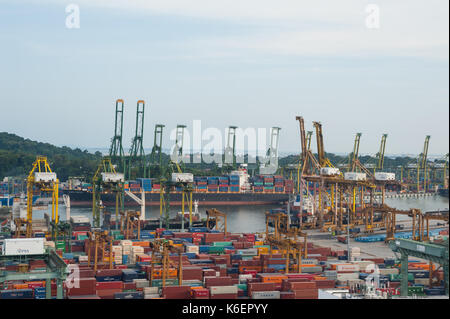 19.07.2017, Singapour, République de Singapour, en Asie - une vue sur le grand terminal à conteneurs. Banque D'Images