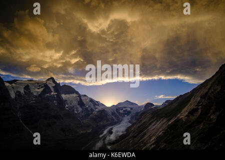 Le glacier Pasterze avec les montagnes Grossglockner et Johannisberg au-dessus, des nuages spectaculaires au coucher du soleil, vu de Kaiser-Franz-Josefs-Höhe Banque D'Images