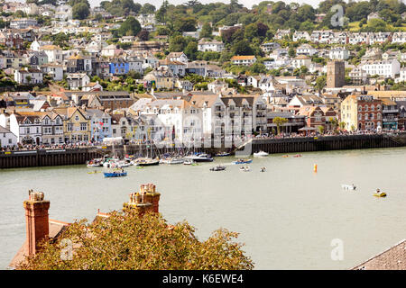 Les foules qui tapissent le bord de l'eau pendant la Régate royale de Dartmouth en 2017. Vu de Kingswear. Banque D'Images