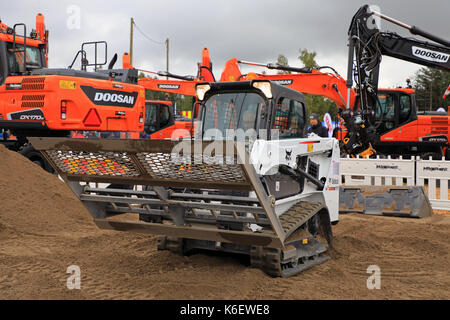 Hyvinkaa, Finlande - septembre 8, 2017 : opérateur travaille avec terrain leveller monté sur chenilles bobcat t450 chargeur sur un chantier sur sable maxpo 2017. Banque D'Images