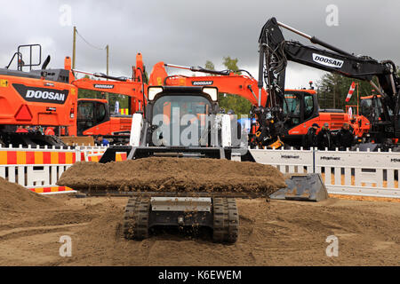 Hyvinkaa, Finlande - septembre 8, 2017 : opérateur eipd sable avec correcteur de terre monté sur bobcat t450 chargeuse compacte sur un sable chantier sur maxpo Banque D'Images