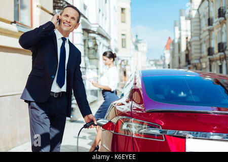 Nice handsome businessman plein sa voiture Banque D'Images