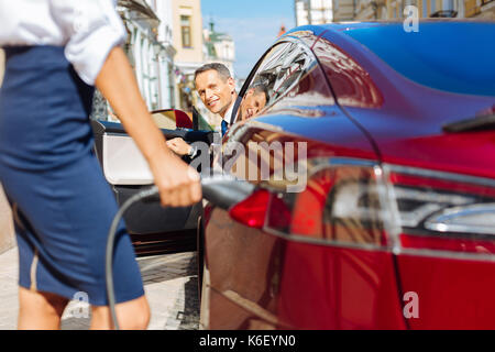Heureux homme d'agréable dans la voiture Banque D'Images