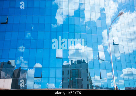Sky City et réfléchi sur façade en verre. Banque D'Images