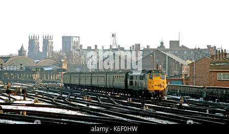 La classe 31 locomotive à la tête d'un train de passagers à l'écart de York en 1986 Banque D'Images