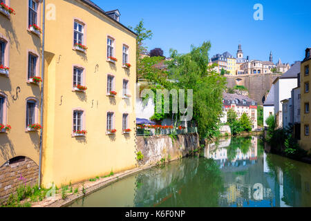 La ville de Luxembourg, du centre-ville de ville partie grund, vue panoramique avec un pont sur l'alzette Banque D'Images