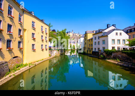 La ville de Luxembourg, du centre-ville de ville partie grund, vue panoramique avec un pont sur l'alzette Banque D'Images