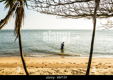 Pêche de pêcheur avec filet de pêche à la plage de Santo Antonio de Lisboa. Florianopolis, Santa Catarina, Brésil. Banque D'Images