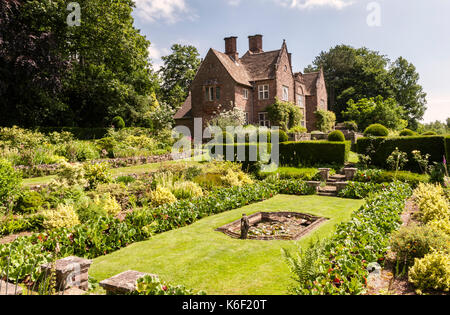 Wyndcliffe Court Gardens, Monmouthshire, Wales, UK. Un 1922 Arts et Métiers maison avec jardins conçus par Avray Tipping Banque D'Images