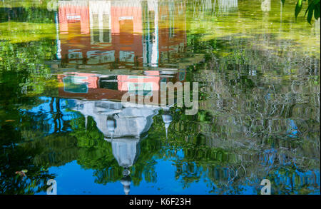 Casita del Pescador réflexion sur son étang. Le parc du Retiro, Madrid, Espagne. Banque D'Images