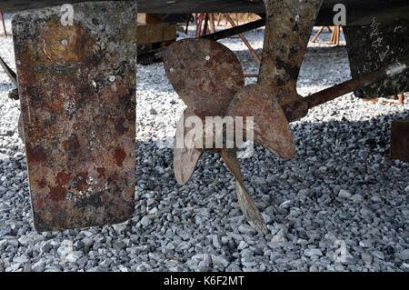 Rusty gouvernail et hélice de bateau Banque D'Images
